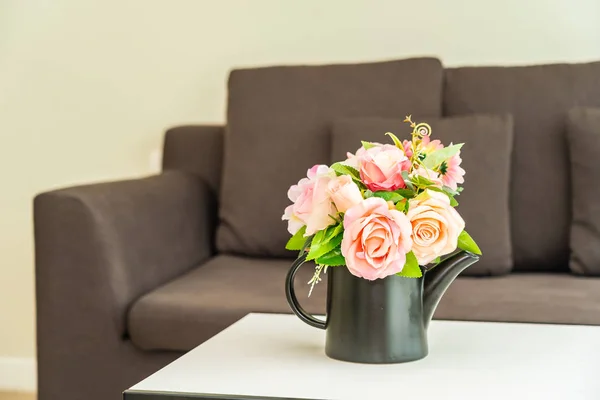 Vas blomma på bord med kudde och soffa dekoration interiör — Stockfoto