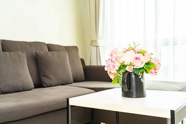 Florero flor en la mesa con almohada y sofá decoración interior — Foto de Stock