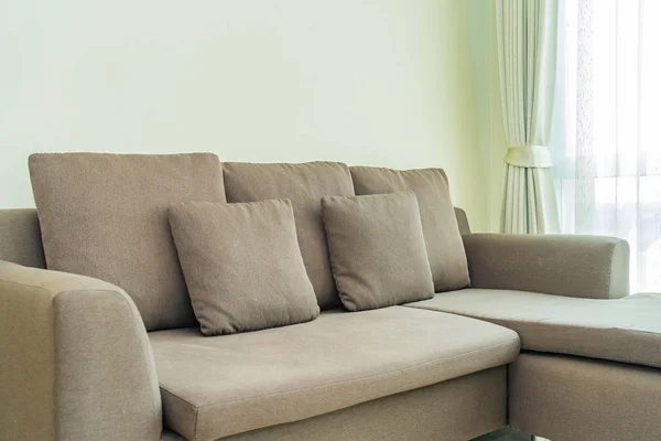 Подушка на диване украшения интерьера гостиной — стоковое фото