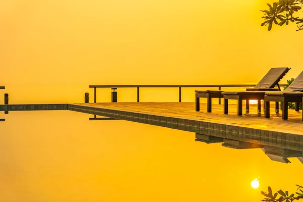 Schöner Sonnenaufgang mit Sonnenschirm und Liegestuhl im Freien — Stockfoto