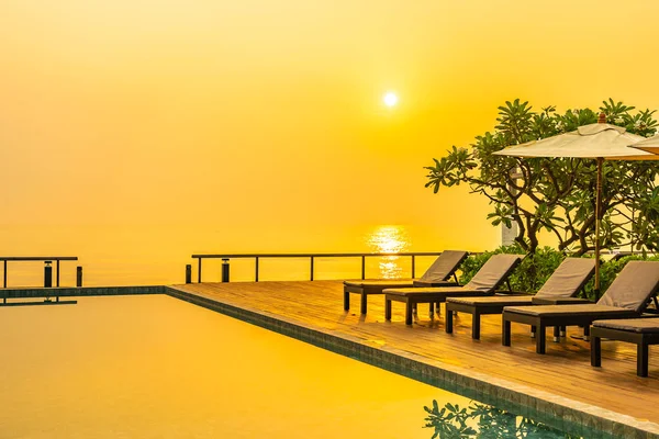 Belo nascer do sol com guarda-chuva e cadeira de banho ao ar livre — Fotografia de Stock