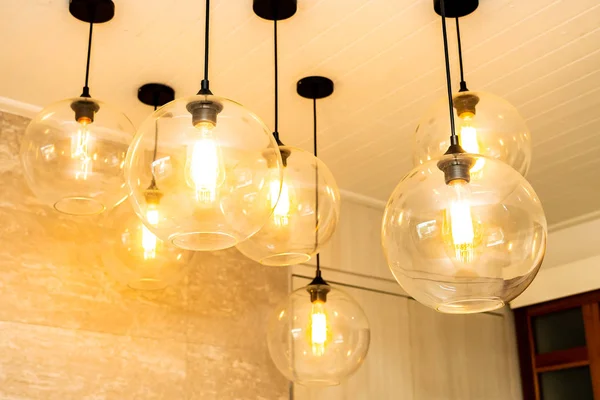 Hermoso techo eléctrico de lujo lámpara decoración interior — Foto de Stock