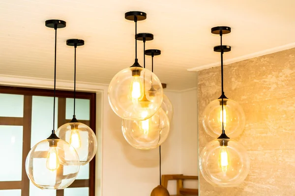 Güzel lüks tavan lambası iç dekorasyonu — Stok fotoğraf