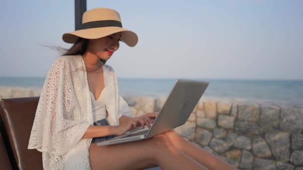 Metraje Hermosa Mujer Asiática Orilla Del Mar Durante Las Vacaciones — Vídeos de Stock