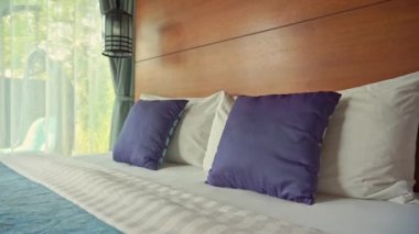 Oteldeki lüks mobilyalı yatak odasının görüntüleri.