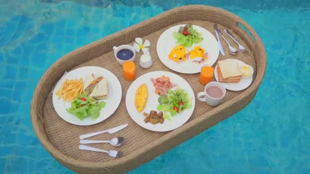 Havuzda Yüzen Tepside Leziz Yemek Bileşiminin Yakın Çekim Görüntüleri — Stok video
