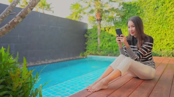 Imagens Bela Mulher Asiática Relaxante Piscina Hotel — Vídeo de Stock