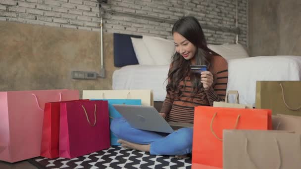 美しいアジアの女性が自宅でEショッピングをする映像 — ストック動画