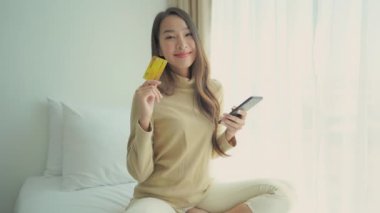 Evinden e-alışveriş yapan güzel Asyalı kadının görüntüleri.