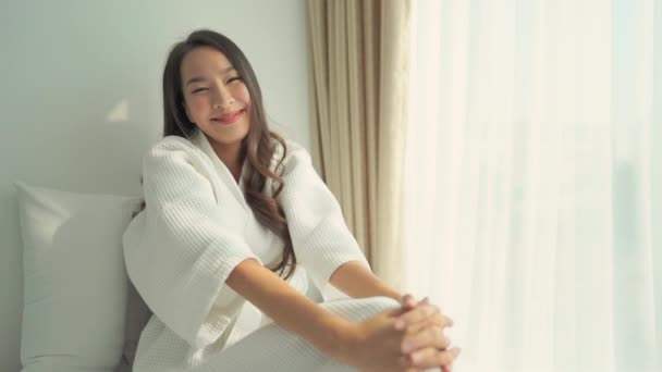 Evde Dinlenen Güzel Asyalı Kadının Görüntüleri — Stok video
