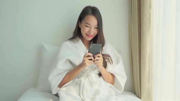 Πλάνα Από Όμορφη Ασιάτισσα Γυναίκα Που Χρησιμοποιεί Smartphone Στο Σπίτι — Αρχείο Βίντεο