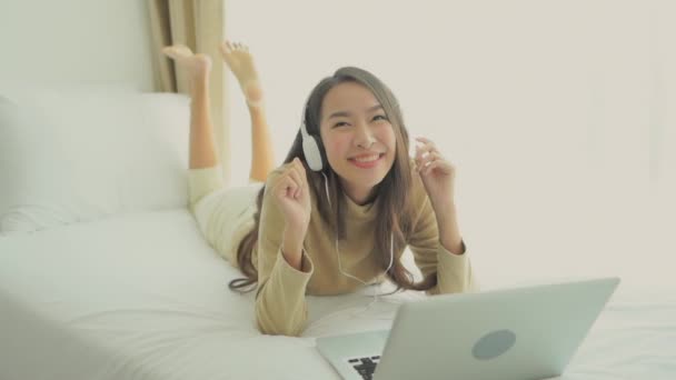 Bilder Vacker Asiatisk Kvinna Som Lyssnar Musik Hörlurar Hemma — Stockvideo