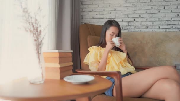 Metraje Hermosa Mujer Asiática Bebiendo Café Casa — Vídeos de Stock