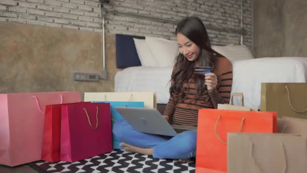 Beeldmateriaal Van Mooie Aziatische Vrouw Het Maken Van Shopping Thuis — Stockvideo