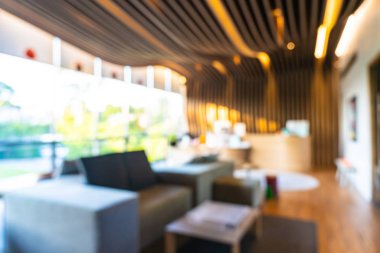 Otel lobisinin içi bulanık.