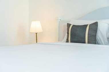 Yatak odasının iç dekorasyonunda yastık.