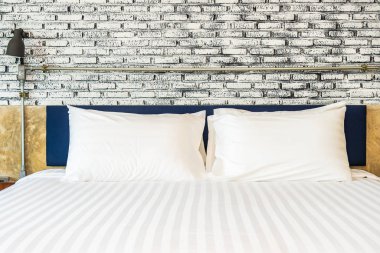 Yatak odasının iç dekorasyonunda yastık.