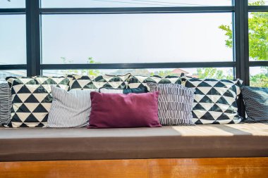 Oturma odasındaki kanepede rahat bir yastık.