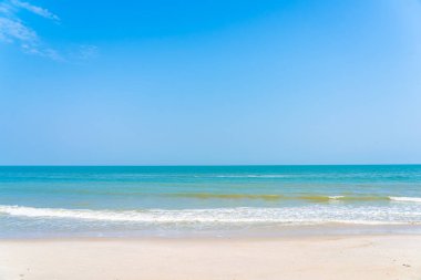 Plajın etrafındaki güzel tropikal okyanus mavi gökyüzü beyaz kl