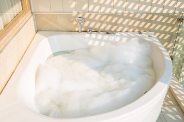 Beyaz küvet ve jakuzi dekorasyonu.