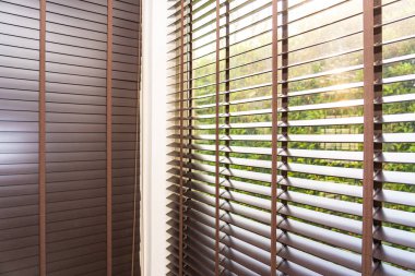 Odanın perde dekorasyonunu kapatır