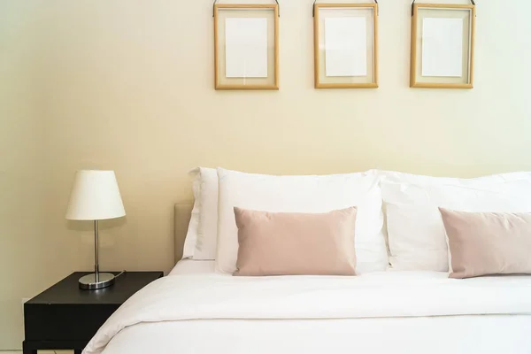 Yatak dekorasyonunda beyaz rahat yastık. — Stok fotoğraf