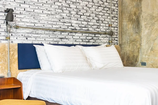 Подушка на ліжку прикраса інтер'єру спальні — стокове фото
