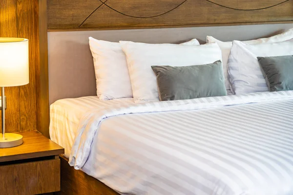 Almohada en la cama decoración interior del dormitorio interior — Foto de Stock