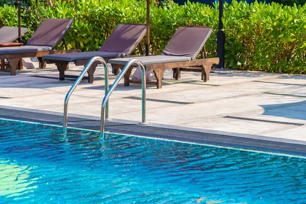 Trap rond buitenzwembad in hotel resort — Stockfoto