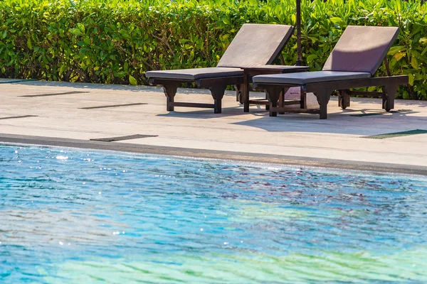Escalera alrededor de la piscina al aire libre en el complejo hotelero — Foto de Stock
