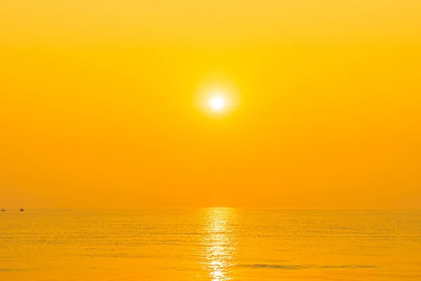 Hermosa playa de mar tropical al amanecer o al atardecer — Foto de Stock