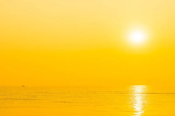 Vacker tropisk havsstrand vid soluppgång eller solnedgång — Stockfoto