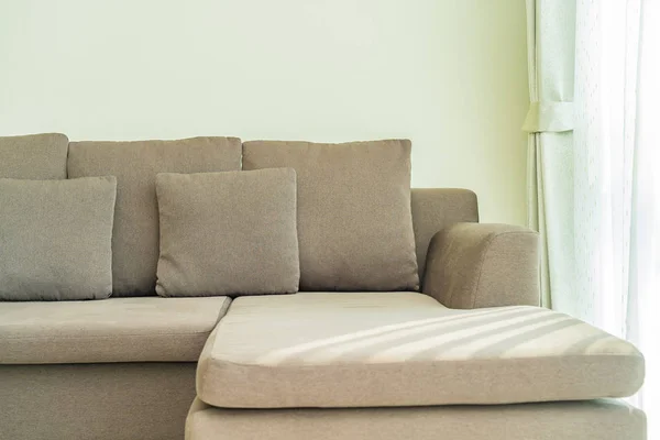 Almohada en la decoración del sofá interior de la sala de estar — Foto de Stock