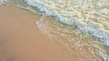 Güzel dalgalı denizin sakin görüntüleri.
