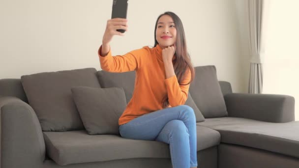 Filmaufnahmen Von Schönen Asiatischen Frau Mit Smartphone Hause — Stockvideo