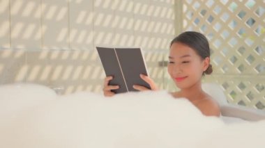 Güzel Asyalı kadının evde banyo yaptığı görüntüler.