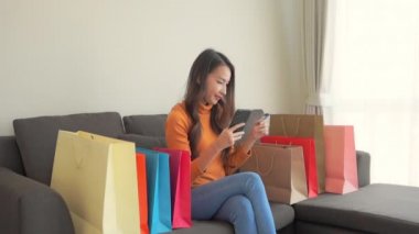 Evinden e-alışveriş yapan güzel Asyalı kadının görüntüleri.