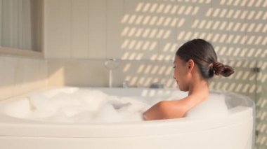 Güzel Asyalı kadının evde banyo yaptığı görüntüler.