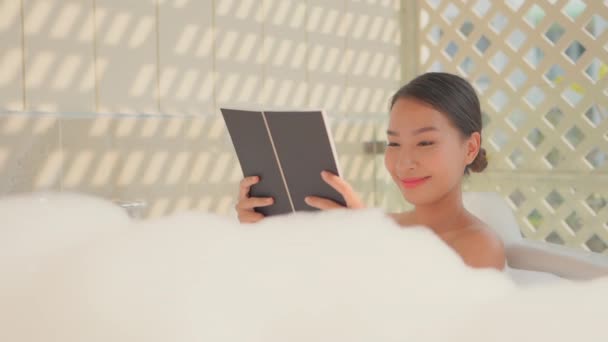 Metraje Hermosa Mujer Asiática Tomando Baño Casa — Vídeos de Stock