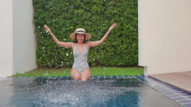 Footage Beautiful Asian Woman Relaxing Pool Hotel — 비디오