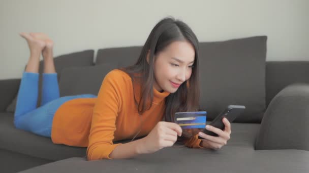 Material Archivo Hermosa Mujer Asiática Haciendo Shopping Casa — Vídeo de stock