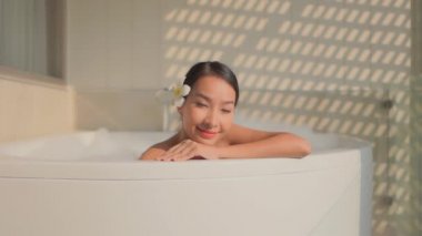 Güzel Asyalı kadının evde banyo yaptığı görüntüler.