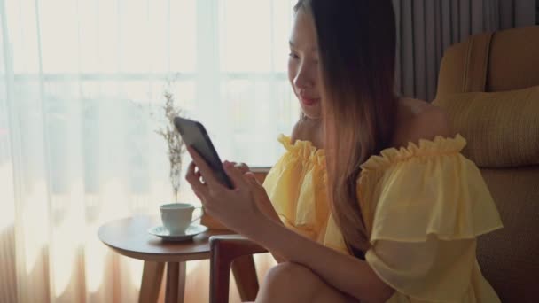 Séquences Belle Femme Asiatique Utilisant Smartphone Maison — Video