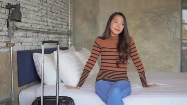 Кадры Красивой Азиатской Женщины Расслабляющей Дома — стоковое видео
