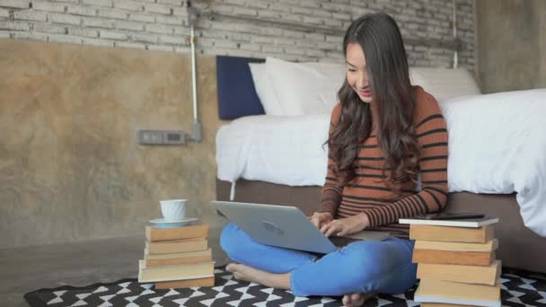 Zdjęcia Azjatki Pracującej Laptopem Domu — Wideo stockowe
