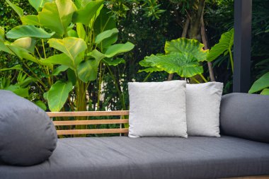 Kanepe sandalyede rahat yastık