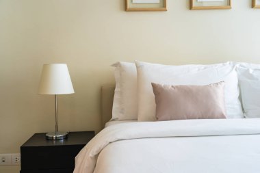 Yatak dekorasyonunda beyaz rahat yastık.