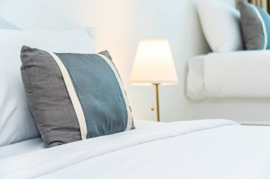 Yatak odasının iç dekorasyonunda yastık.