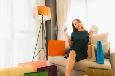 Bilgisayar dizüstü bilgisayar kullanan güzel Asyalı kadınların portresi.