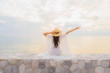 Güzel Asyalı genç kadınların portresi. Gülümseyin. Rahatlayın.